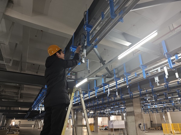 6. 浙江杭州，北自科技陳凱在化纖懸掛線項(xiàng)目上檢查電氣線路.jpg