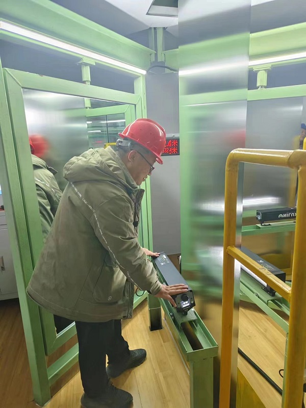 4. 山東臨清，冶金事業(yè)部劉波正在檢查帶鋼表面質(zhì)量.jpg